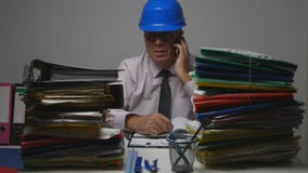 Ingeniero en archivo técnico que habla con el teléfono móvil fotografía de archivo libre de regalías Ingeniero en archivo técnico que habla con el teléfono móvil fotografía de archivo libre de regalías