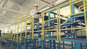 Ingeniero en fábrica industrial almacen de metraje de vídeo Ingeniero en fábrica industrial almacen de metraje de vídeo