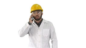Ingeniero en vidrios protectores y caminar del sombrero, tomando en el teléfono en el fondo blanco imágenes de archivo libres de regalías Ingeniero en vidrios protectores y caminar del sombrero, tomando en el teléfono en el fondo blanco imágenes de archivo libres de regalías