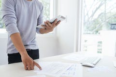 IT ingenieur die aan gebruikersvriendelijke software werken stock afbeelding IT ingenieur die aan gebruikersvriendelijke software werken stock afbeelding