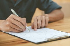 Ingenieure unter Verwendung eines Stiftes lizenzfreie stockfotografie Ingenieure unter Verwendung eines Stiftes lizenzfreie stockfotografie