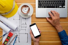 Ingenieurmannhände, die leeren Bildschirm ein Smartphone halten stockbild Ingenieurmannhände, die leeren Bildschirm ein Smartphone halten stockbild