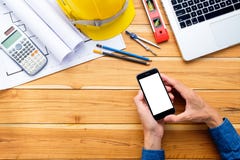 Ingenieurmannhände, die leeren Bildschirm ein Smartphone halten lizenzfreie stockbilder Ingenieurmannhände, die leeren Bildschirm ein Smartphone halten lizenzfreie stockbilder