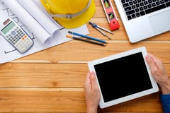 Ingenieurmannhände, die leeren Bildschirm ein Smartphone halten stockfotografie Ingenieurmannhände, die leeren Bildschirm ein Smartphone halten stockfotografie