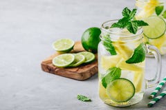 Ingett detoxvatten med ananas, limefrukt och mintkaramellen Iskall sommarcoctail eller lemonad arkivfoto Ingett detoxvatten med ananas, limefrukt och mintkaramellen Iskall sommarcoctail eller lemonad arkivfoto