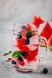 Ingett detoxvatten med vattenmelon, mintkaramellen och blåbäret royaltyfri bild Ingett detoxvatten med vattenmelon, mintkaramellen och blåbäret royaltyfri bild