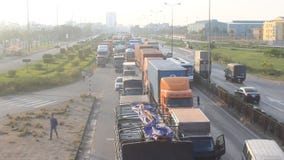 Ingorgo di traffico dagli incidenti archivi video Ingorgo di traffico dagli incidenti archivi video