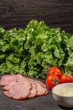 Ingredi?nten voor het koken Italiaanse bruschetta op donkere lijst Italiaanse bruschetta met kersentomaten, kaassaus, saladeblade royalty-vrije stock afbeelding Ingredi?nten voor het koken Italiaanse bruschetta op donkere lijst Italiaanse bruschetta met kersentomaten, kaassaus, saladeblade royalty-vrije stock afbeelding