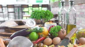 Ingrediens för att laga mat hemlagad italiensk pasta med grönsaksås Grönsak och smaktillsats för matförberedelse stock video Ingrediens för att laga mat hemlagad italiensk pasta med grönsaksås Grönsak och smaktillsats för matförberedelse stock video