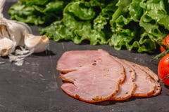 Ingredienser f?r att laga mat italiensk bruschetta p? den m?rka tabellen Italiensk bruschetta med k?rsb?rsr?da tomater, osts?s, s arkivfoto Ingredienser f?r att laga mat italiensk bruschetta p? den m?rka tabellen Italiensk bruschetta med k?rsb?rsr?da tomater, osts?s, s arkivfoto