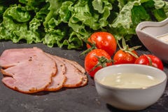 Ingredienser f?r att laga mat italiensk bruschetta p? den m?rka tabellen Italiensk bruschetta med k?rsb?rsr?da tomater, osts?s, s royaltyfri foto Ingredienser f?r att laga mat italiensk bruschetta p? den m?rka tabellen Italiensk bruschetta med k?rsb?rsr?da tomater, osts?s, s royaltyfri foto
