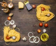 Ingredienser för att laga mat vegetarisk pasta med körsbärsröda tomater, lökar, parmesanost, en variation av lantlig träbackg för royaltyfria bilder Ingredienser för att laga mat vegetarisk pasta med körsbärsröda tomater, lökar, parmesanost, en variation av lantlig träbackg för royaltyfria bilder