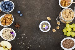 Ingredienser för en sund säsongsbetonad höstfrukost: äpplen druvor, pecannöt, chiafrö, quinoa, linfrö, honung arkivbilder Ingredienser för en sund säsongsbetonad höstfrukost: äpplen druvor, pecannöt, chiafrö, quinoa, linfrö, honung arkivbilder