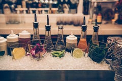 Ingredienser och sirap för coctailar på stången kontrar i nattklubben arkivfoto Ingredienser och sirap för coctailar på stången kontrar i nattklubben arkivfoto
