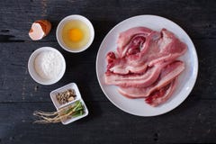 Ingrediente para a carne de porco friável Estilo da vista superior foto de stock Ingrediente para a carne de porco friável Estilo da vista superior foto de stock