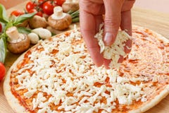 Ingredientes de alimento para a pizza no fim da tabela acima Fotos de Stock Ingredientes de alimento para a pizza no fim da tabela acima Fotos de Stock