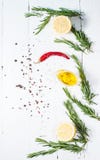 Ingredientes para cozinhar Ervas e alecrins das especiarias Fundo do alimento na tabela de madeira branca Vista superior foto de stock Ingredientes para cozinhar Ervas e alecrins das especiarias Fundo do alimento na tabela de madeira branca Vista superior foto de stock