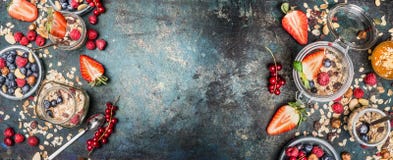 Ingredientes sanos del desayuno Tarros con muesli, las nueces y las bayas Desayune con el muesli de los diversos cereales, escama imágenes de archivo libres de regalías Ingredientes sanos del desayuno Tarros con muesli, las nueces y las bayas Desayune con el muesli de los diversos cereales, escama imágenes de archivo libres de regalías