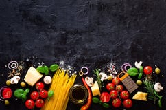 Ingredienti alimentari per pasta italiana, spaghetti sul fondo di pietra nero dell'ardesia copi lo spazio del vostro testo immagine stock libera da diritti Ingredienti alimentari per pasta italiana, spaghetti sul fondo di pietra nero dell'ardesia copi lo spazio del vostro testo immagine stock libera da diritti