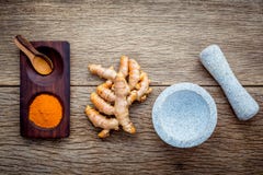 Ingredienti alternativi per cura di pelle Casalingo sfreghi la curcumina p immagini stock libere da diritti Ingredienti alternativi per cura di pelle Casalingo sfreghi la curcumina p immagini stock libere da diritti