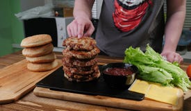 Ingredienti dell'hamburger sul tagliere immagini stock libere da diritti Ingredienti dell'hamburger sul tagliere immagini stock libere da diritti
