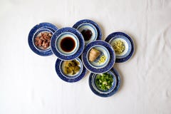 Ingredienti di cottura cinesi in piccole ciotole blu e bianche fotografie stock Ingredienti di cottura cinesi in piccole ciotole blu e bianche fotografie stock