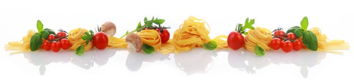 Ingredienti italiani per un'insegna del piatto della pasta immagine stock libera da diritti Ingredienti italiani per un'insegna del piatto della pasta immagine stock libera da diritti