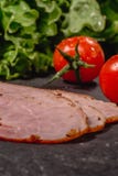 Ingredienti per la cottura della Bruschetta italiana sulla tavola scura E immagini stock Ingredienti per la cottura della Bruschetta italiana sulla tavola scura E immagini stock