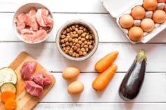 Ingredienti per la vista superiore olistica dell'alimento per animali domestici su fondo di legno fotografie stock libere da diritti Ingredienti per la vista superiore olistica dell'alimento per animali domestici su fondo di legno fotografie stock libere da diritti