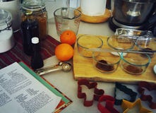 Ingredienti pronti per produrre i biscotti di Natale di festa immagine stock Ingredienti pronti per produrre i biscotti di Natale di festa immagine stock