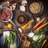 Ingredienti sani del vegetariano o del vegano: ceci, erbe, spezie, zenzero e cavolo cinese su fondo rustico immagini stock Ingredienti sani del vegetariano o del vegano: ceci, erbe, spezie, zenzero e cavolo cinese su fondo rustico immagini stock
