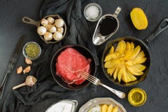 Ingredienti sani della cena sopra la tavola di pietra nera fotografie stock libere da diritti Ingredienti sani della cena sopra la tavola di pietra nera fotografie stock libere da diritti
