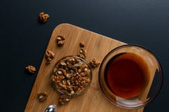 Ingredienti sani della prima colazione: miele, noci su un fondo scuro fotografie stock Ingredienti sani della prima colazione: miele, noci su un fondo scuro fotografie stock