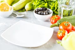 Ingrediënten voor een heldere de zomersalade stock afbeeldingen Ingrediënten voor een heldere de zomersalade stock afbeeldingen