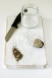 Ingrediënten voor voorbereiding van truffelzout, truffel en zout op een witte achtergrond Rustieke stijl stock fotografie Ingrediënten voor voorbereiding van truffelzout, truffel en zout op een witte achtergrond Rustieke stijl stock fotografie