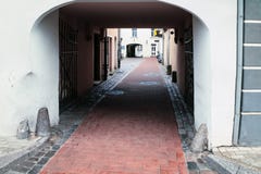ingresso alla vecchia seta quarta di konventa a Riga fotografia stock ingresso alla vecchia seta quarta di konventa a Riga fotografia stock