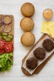 Ingrédients de cheeseburger, vue supérieure A?rien, d'en haut, configuration plate photographie stock libre de droits Ingrédients de cheeseburger, vue supérieure A?rien, d'en haut, configuration plate photographie stock libre de droits