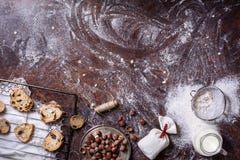 Ingrédients de cuisson et biscuits cuits au four sur le fond rustique Images plates de l'espace des textes de boulangerie de conf photo stock Ingrédients de cuisson et biscuits cuits au four sur le fond rustique Images plates de l'espace des textes de boulangerie de conf photo stock