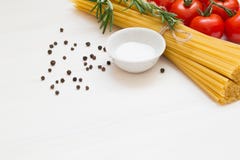 Ingrédients de pâtes, spaghetti, concept sur le fond blanc, vue supérieure, l'espace de copie, macro photo libre de droits Ingrédients de pâtes, spaghetti, concept sur le fond blanc, vue supérieure, l'espace de copie, macro photo libre de droits