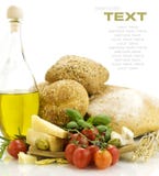 Ingrédients frais pour un dîner italien Photographie stock Ingrédients frais pour un dîner italien Photographie stock