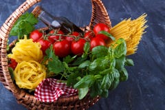 Ingrédients italiens de pâtes photographie stock Ingrédients italiens de pâtes photographie stock