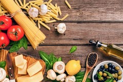Ingrédients pour des spaghetti avec le basilic, tomates, fromage sur le fond en bois, vue supérieure, endroit pour le texte image libre de droits Ingrédients pour des spaghetti avec le basilic, tomates, fromage sur le fond en bois, vue supérieure, endroit pour le texte image libre de droits