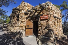 Ingång Grand Canyon Arizona USA för byggnad för sten för Pueblo för Tusayan museum indisk fotografering för bildbyråer Ingång Grand Canyon Arizona USA för byggnad för sten för Pueblo för Tusayan museum indisk fotografering för bildbyråer