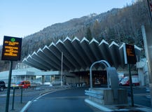 Ingången till den Mont Blanc tunnelen på den franska sidan arkivfoton Ingången till den Mont Blanc tunnelen på den franska sidan arkivfoton
