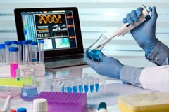 Ingénieur chimiste travaillant dans le laboratoire avec la pipette et le flacon images stock Ingénieur chimiste travaillant dans le laboratoire avec la pipette et le flacon images stock
