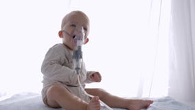 Inhalacyjna procedura, urocza berbeć chłopiec oddycha przez nebulizers dla fundy rozognienia drogi oddechowe w jaskrawym pokoju zdjęcie wideo Inhalacyjna procedura, urocza berbeć chłopiec oddycha przez nebulizers dla fundy rozognienia drogi oddechowe w jaskrawym pokoju zdjęcie wideo