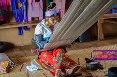 INLE jezioro, MYANMAR WRZESIEŃ 25, 2016: Padaung ` ` długa necked kobieta, jest ubranym tradycyjnego metal dzwoni wokoło jej szyi zdjęcie stock INLE jezioro, MYANMAR WRZESIEŃ 25, 2016: Padaung ` ` długa necked kobieta, jest ubranym tradycyjnego metal dzwoni wokoło jej szyi zdjęcie stock