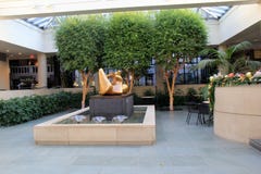 Innen- Lobby mit Anlagen und Skulpturen, Erinnerungs-Art Gallery, Rochester, New York, 2017 Lizenzfreie Stockbilder Innen- Lobby mit Anlagen und Skulpturen, Erinnerungs-Art Gallery, Rochester, New York, 2017 Lizenzfreie Stockbilder