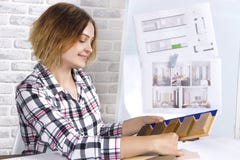 Innenarchitekt des Freiberuflers, der im Designstudio arbeitet stockbild Innenarchitekt des Freiberuflers, der im Designstudio arbeitet stockbild