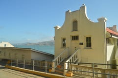 Innendreißiger jahre Gebäude innerhalb des Alcatraz-Gefängnisses in San Francisco Reise-Feiertage Arquitecture lizenzfreie stockfotos Innendreißiger jahre Gebäude innerhalb des Alcatraz-Gefängnisses in San Francisco Reise-Feiertage Arquitecture lizenzfreie stockfotos